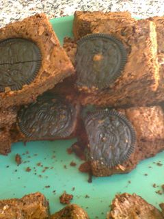 Una foto de Brownie de galletas oreo