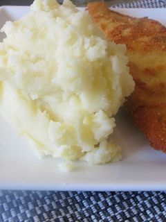 Una foto de Suprema con puré de papas