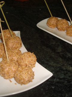 Una foto de Bolitas de foie con sésamo