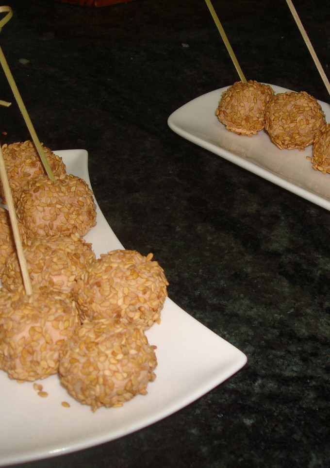 Una foto de Bolitas de foie con sésamo