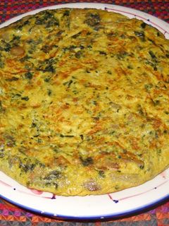 Una foto de Tortilla de acelgas, champiñones y lazos de pasta