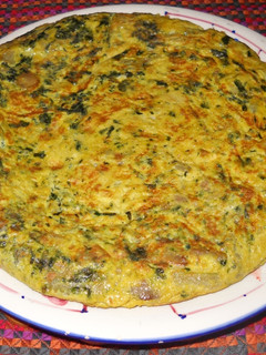 Una foto de Tortilla de acelgas, champiñones y lazos de pasta