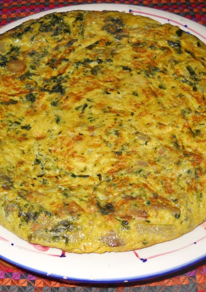 Una foto de Tortilla de acelgas, champiñones y lazos de pasta