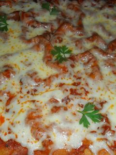 Una foto de Pizza casera con tomate y queso