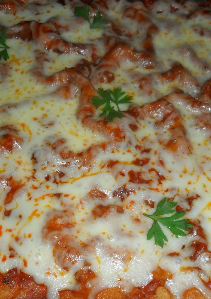 Una foto de Pizza casera con tomate y queso