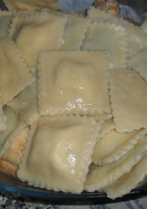 Una foto de Raviolón de queso ricotta, jamón y nueces