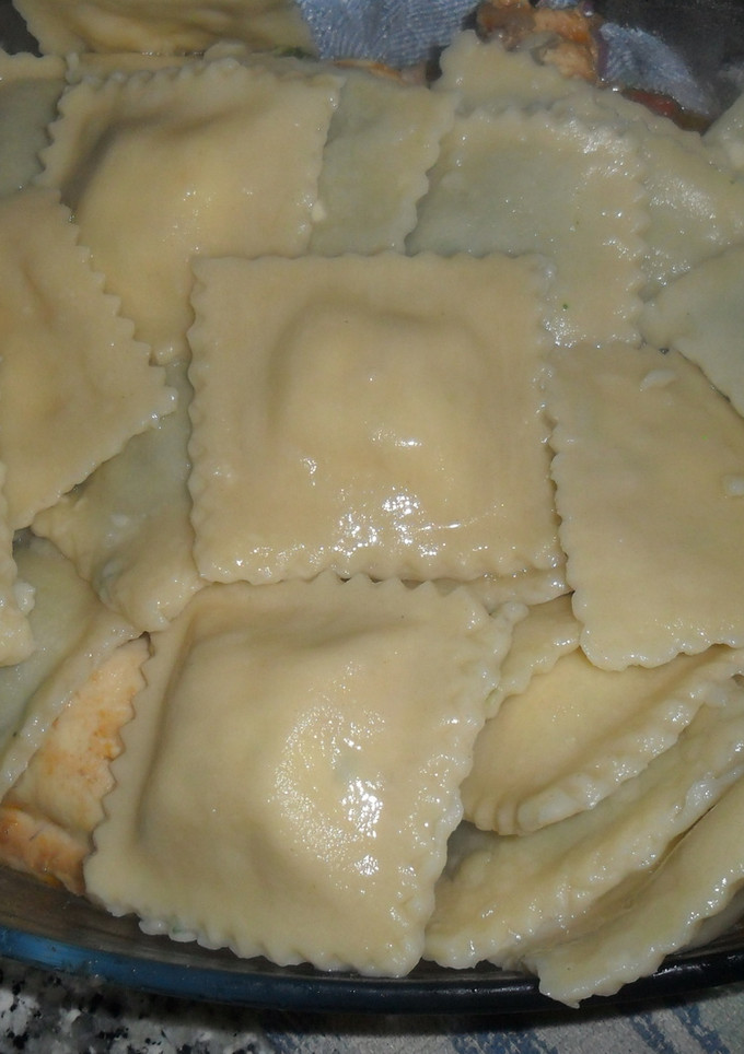 Una foto de Raviolón de queso ricotta, jamón y nueces