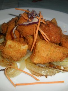 Una foto de Nuggets de patatas con cebolla caramelizada