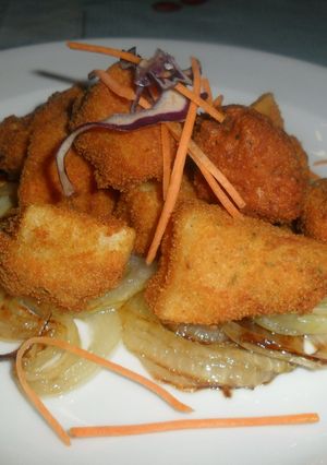 Una foto de Nuggets de patatas con cebolla caramelizada