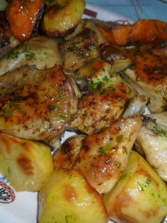 Una foto de Pollo en salsa verde con papas y batatas