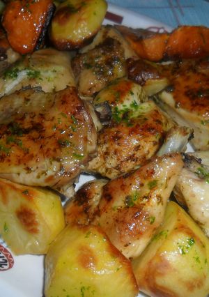 Una foto de Pollo en salsa verde con papas y batatas