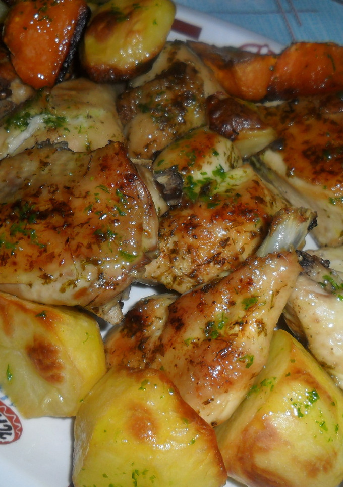 Una foto de Pollo en salsa verde con papas y batatas
