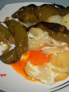 Una foto de Patatas con pimientos italianos y huevos al horno