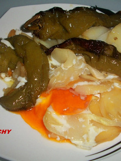 Una foto de Patatas con pimientos italianos y huevos al horno
