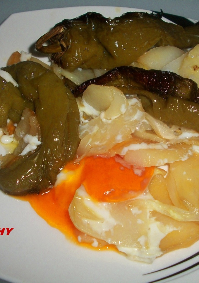 Una foto de Patatas con pimientos italianos y huevos al horno