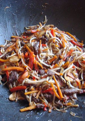 Una foto de Carne de cerdo con verduras y brotes de soja