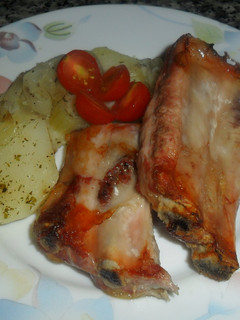 Una foto de Costillas de cerdo con papas y cebolla a la cerveza
