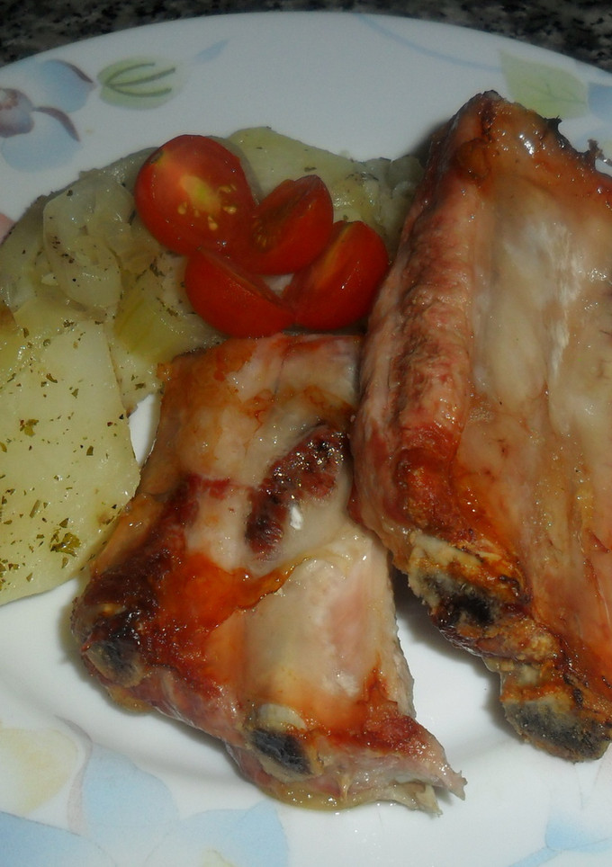 Una foto de Costillas de cerdo con papas y cebolla a la cerveza