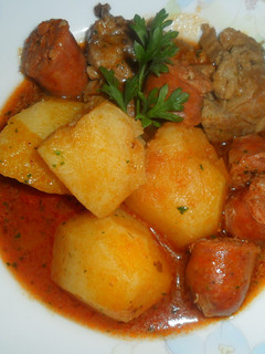 Una foto de Estofado de papas, cerdo y chorizo colorado