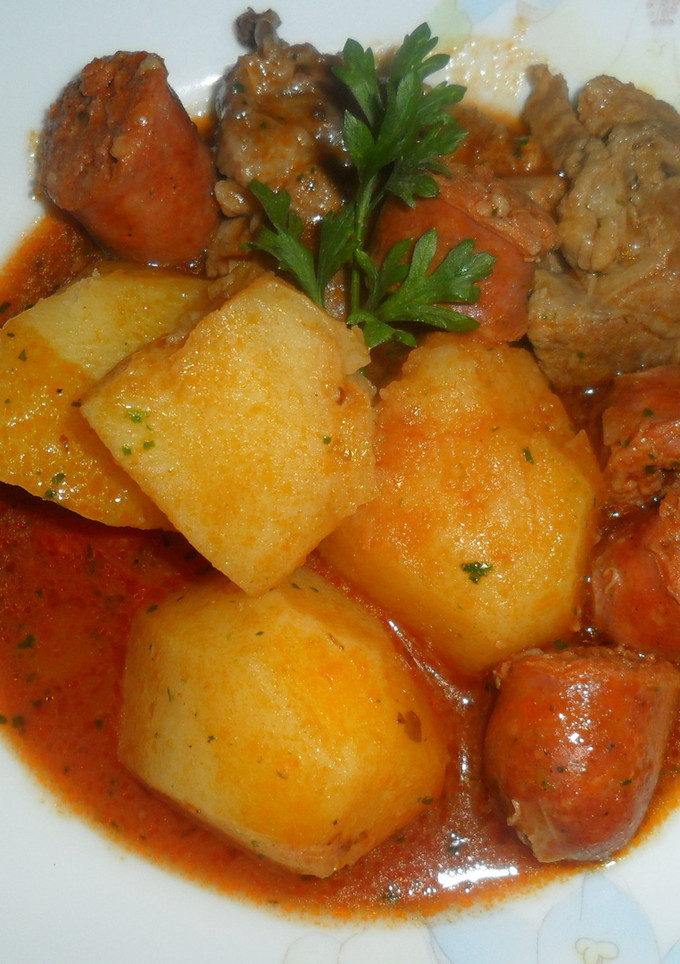 Una foto de Estofado de papas, cerdo y chorizo colorado