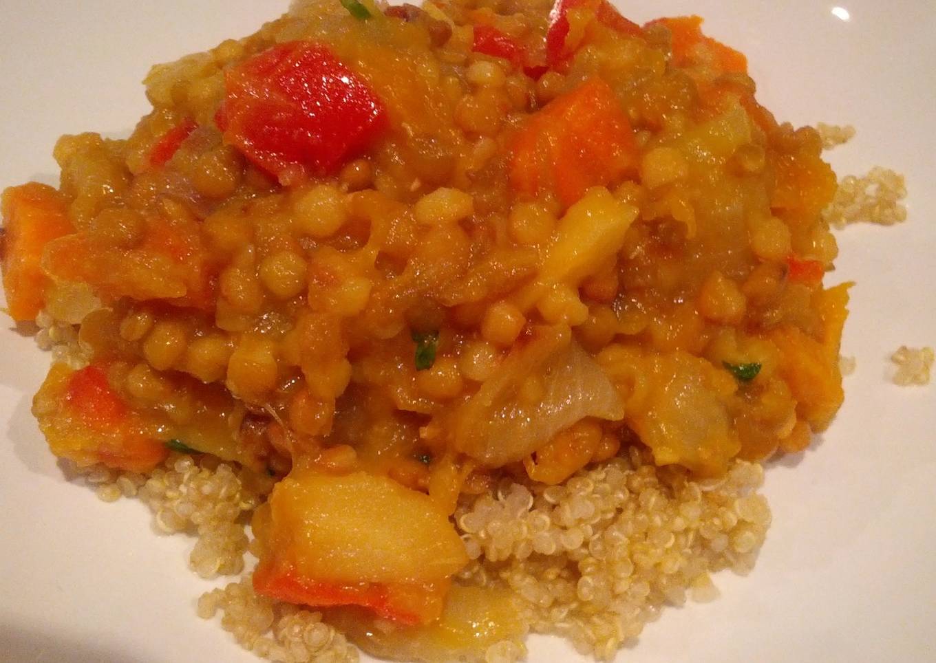 Verduras asadas con lentejas sobre base de quinoa