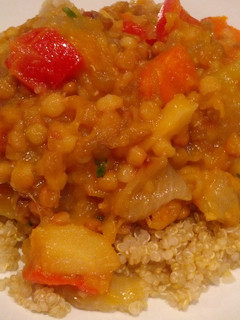 Una foto de Verduras asadas con lentejas sobre base de quinoa