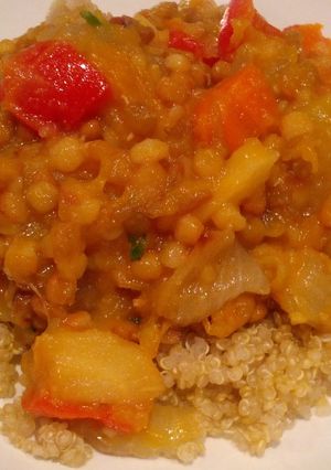 Una foto de Verduras asadas con lentejas sobre base de quinoa
