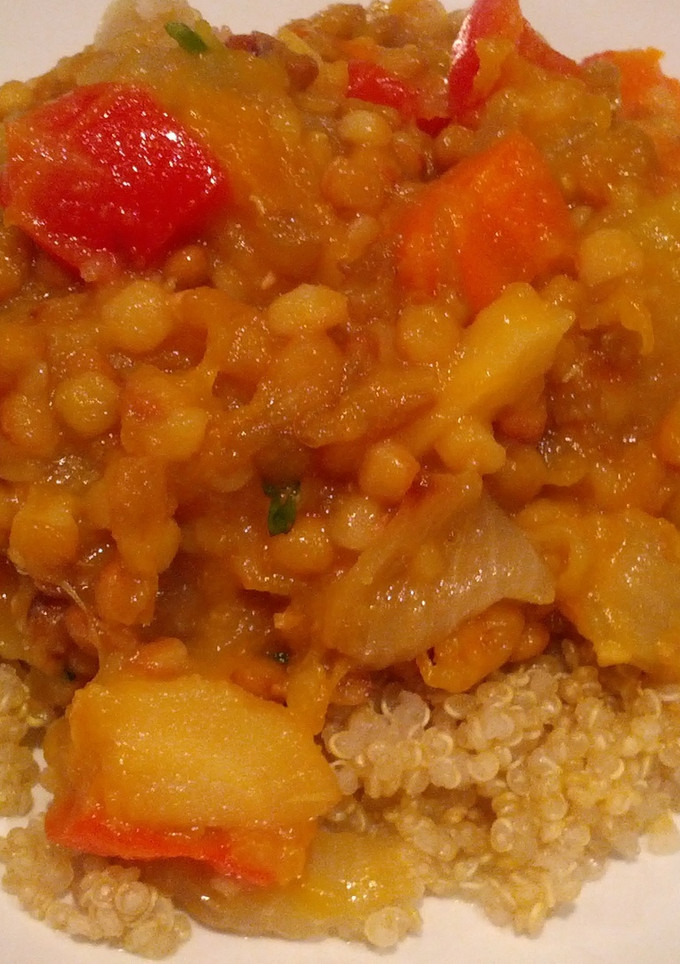 Una foto de Verduras asadas con lentejas sobre base de quinoa