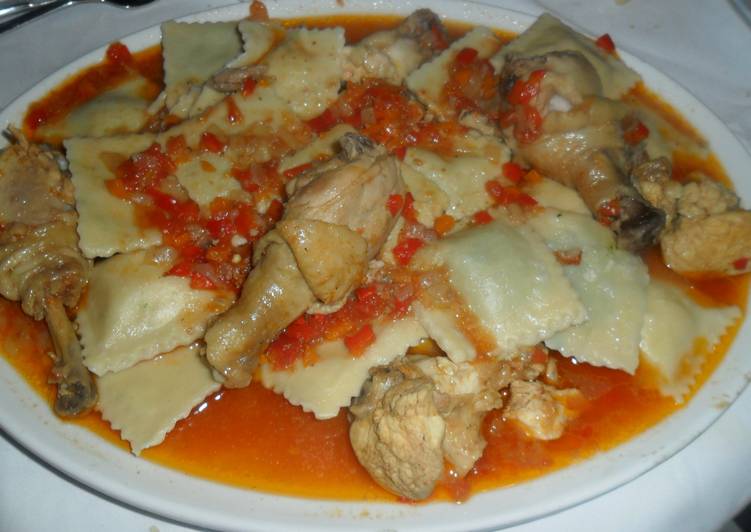 Pollo en salsa de tomate al comino