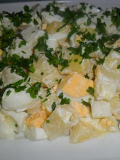 Una foto de Ensalada de papas y huevos al perejil