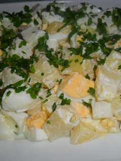Una foto de Ensalada de papas y huevos al perejil