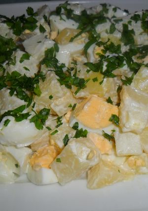 Una foto de Ensalada de papas y huevos al perejil