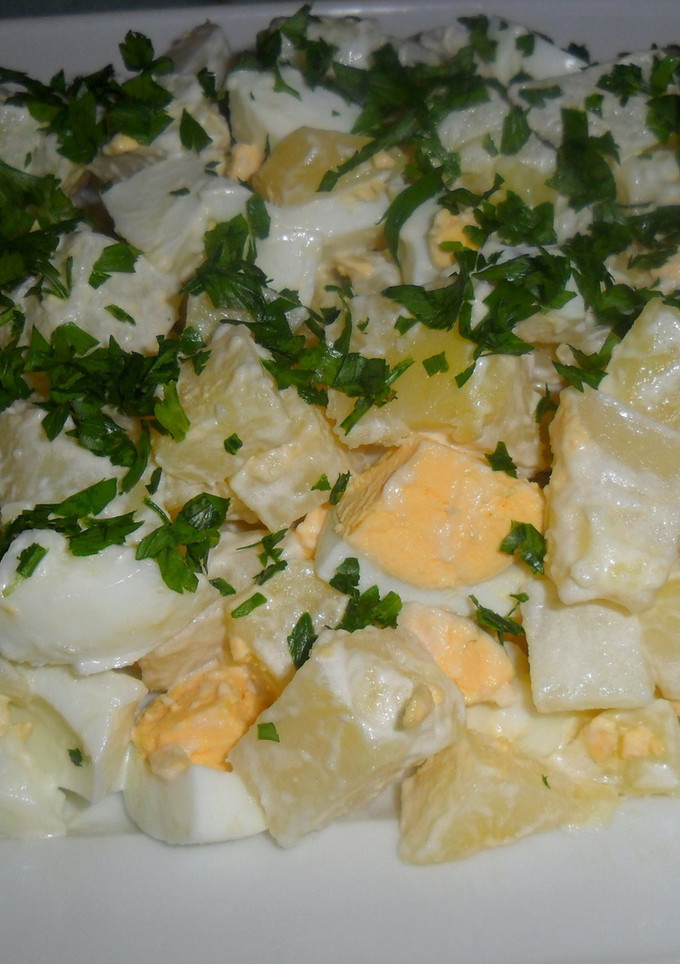 Una foto de Ensalada de papas y huevos al perejil