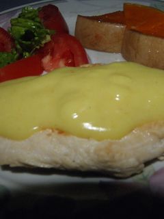 Una foto de Bifes de pollo a la mostaza con vegetales asados bajo colesterol