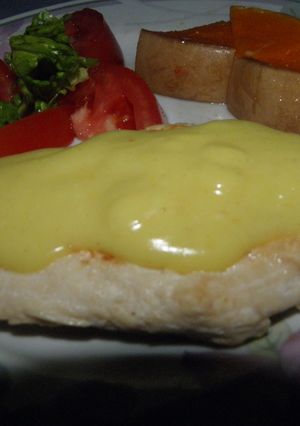 Una foto de Bifes de pollo a la mostaza con vegetales asados bajo colesterol