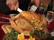 Una foto de pavo con ciruelas
