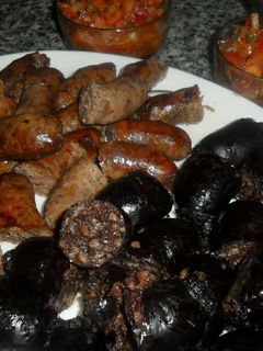 Una foto de Morcillas y chorizos con ensalada chimichurri