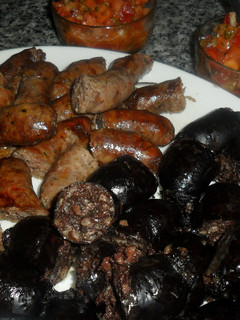 Una foto de Morcillas y chorizos con ensalada chimichurri
