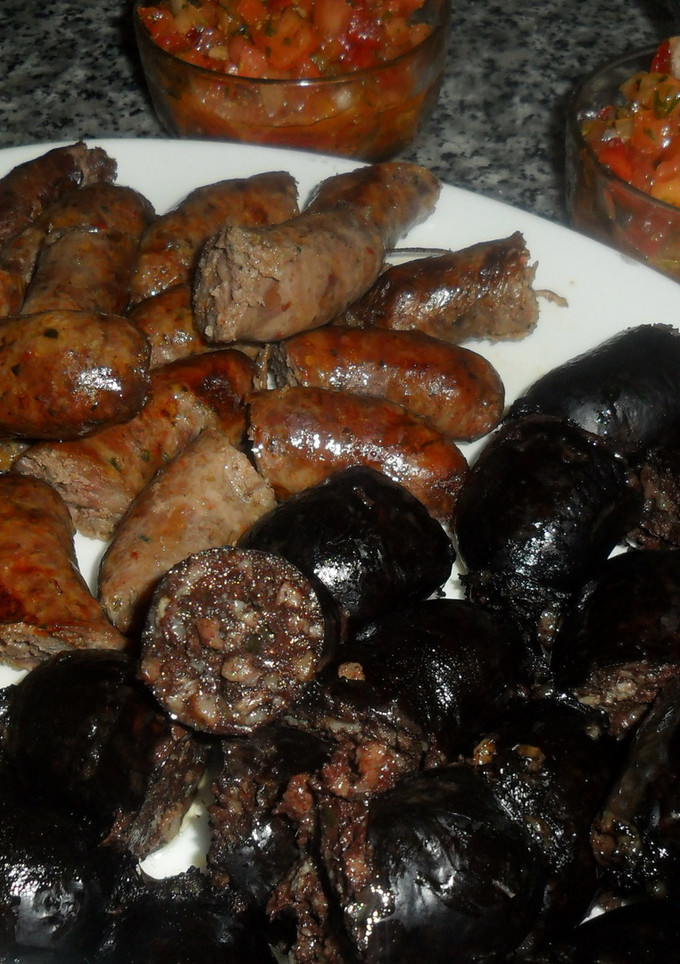 Una foto de Morcillas y chorizos con ensalada chimichurri