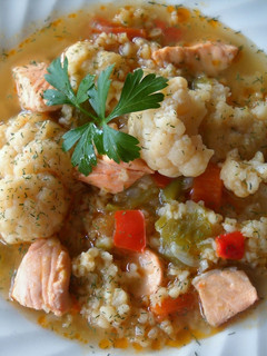 Una foto de Sopa de coliflor con bulgur y salmón