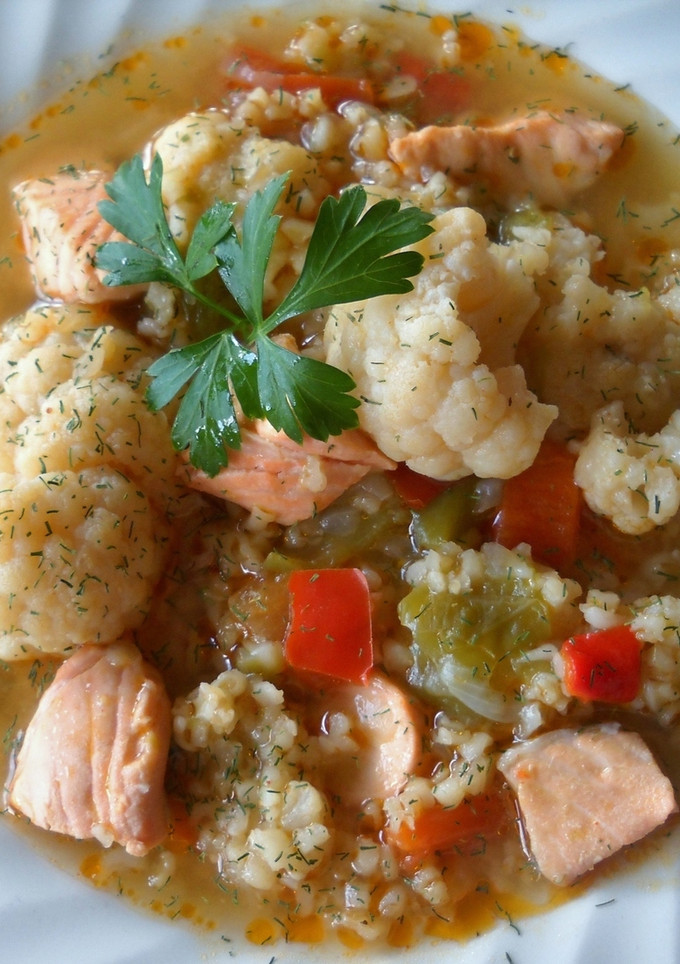 Una foto de Sopa de coliflor con bulgur y salmón