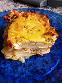 Una foto de Milhojas de pollo con papas