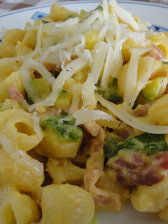 Una foto de Macarrones carbonara de calabacín y bacon
