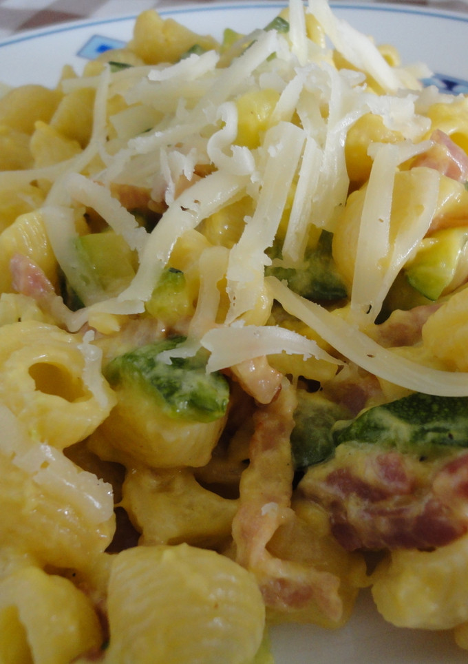 Una foto de Macarrones carbonara de calabacín y bacon
