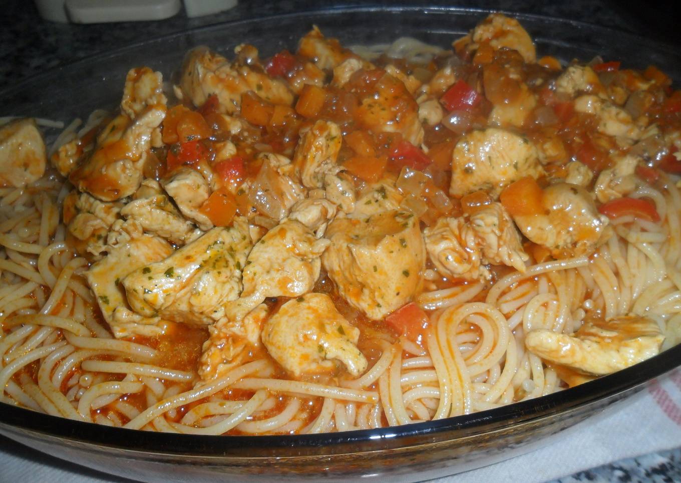 Tallarines con pollo en salsa natural de tomate al ajo y perejil<br />
