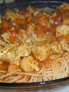 Una foto de Tallarines con pollo en salsa natural de tomate al ajo y perejil