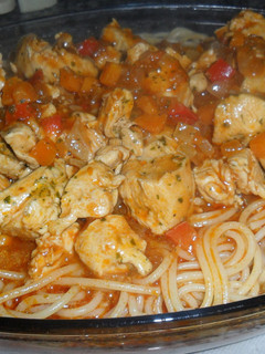Una foto de Tallarines con pollo en salsa natural de tomate al ajo y perejil