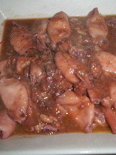Una foto de Calamares con jamón y piñones en salsa de vino