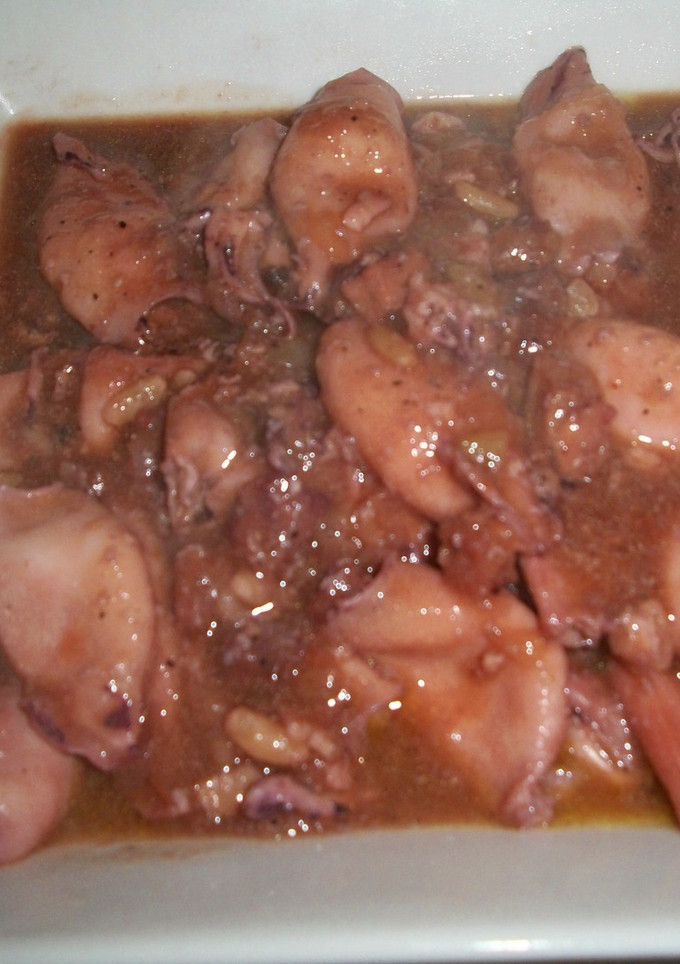 Una foto de Calamares con jamón y piñones en salsa de vino