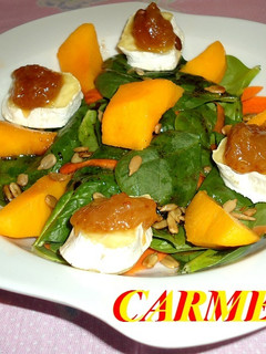Una foto de Ensalada de espinacas con queso gratinado y fruta